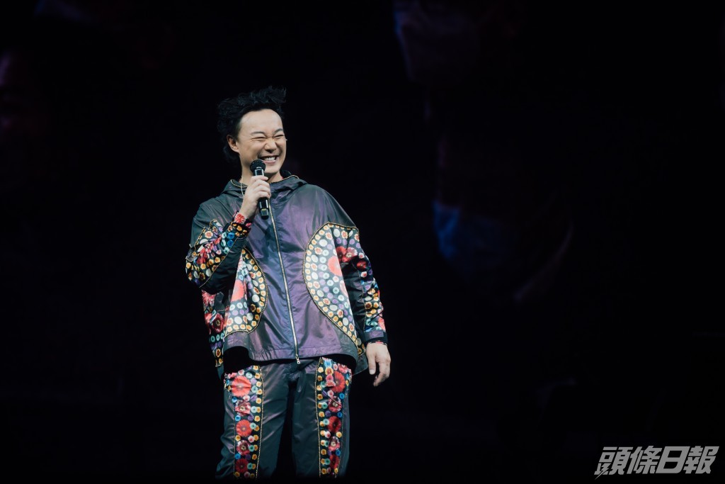 聽到觀眾的歡呼叫聲，Eason忍不住說：「我明喇，我知你哋點解一定要叫，原來真係忍唔到！我都好想近啲大家，好可惜我唔係做緊子華神talk show ，有時我真係要好集中，但係隔住個耳機睇到你哋個口郁郁下係到叫，搞到我都失魂落魄，多謝你哋特登搶飛入場， 花時間大家可以聚下。」